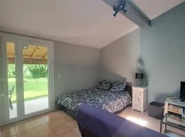 Studio avec jardin à 5 min du Parc Walibi