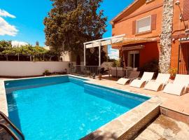 VILLA HUETOR , Magnifico chalet con piscina privada，位于韦托维加的木屋