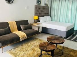 Luxury Self Catering Studio - HoneyBee Apartment，位于Broadhurst的度假短租房