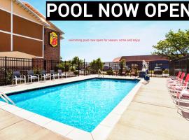 Super 8 by Wyndham Lenexa Overland Park Area/Mall Area，位于雷内克萨的酒店