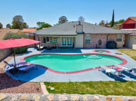 Home with Mountain View/Pool/Tub，位于埃尔帕索的酒店