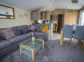 8 Berth Caravan For Hire Near Clacton-on-sea In Essex Ref 26287e，位于滨海克拉克顿的露营地