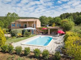 Le Mas du Miel d'Or, 12 pers, au coeur du Luberon, air-conditionné, piscine, propriété de 5000 m2，位于Villars的酒店