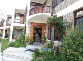 Tourist Hotel 10 minutes walking distance from the mall，位于马拉里的酒店