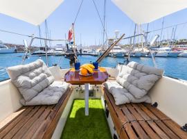 Seaside Chill-out Stay on a Sail Yacht，位于卡列罗港的酒店