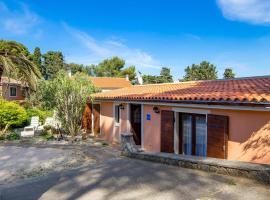 Stunning Home In Veli Losinj With House A Panoramic View，位于大洛希尼的乡村别墅
