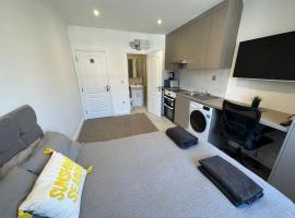 Bright Modern, 1 Bed Flat, 15 Mins Away From Central London，位于亨顿汉顿中附近的酒店
