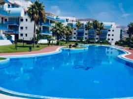 Atico lujo primera linea, terraza, piscina, parking，位于费罗堡的酒店