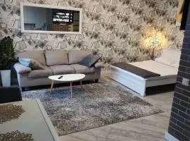 Просторі LUX апартаменти на центральному проспекті, великий Smart TV,преміум-підписки YouTube та онлайн-кінотеатрів , кавомашина, відкритий балкон, ЗВІТНІ ДОКУМЕНТИ