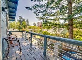 Bellevue Abode Balcony, 13 Mi to Downtown Seattle，位于贝尔维尤的酒店