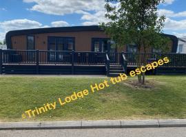 Trinity lodge hot tub escapes at Tattershall lakes，位于塔特舍尔的度假园