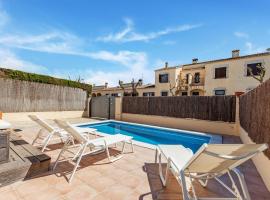 Holiday house with pool in Sant Pere Pescador，位于桑特佩尔佩斯卡多尔的酒店