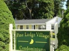 Cozy, cute beach condo in Westerly RI . Best value in Westerly!!，位于韦斯特利的宠物友好酒店