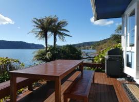 The Blue Bach - Lake Rotoiti Holiday Home，位于Rotoiti的酒店