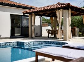 Wonderful Holiday House Bruno with heated pool，位于扎达尔的家庭/亲子酒店