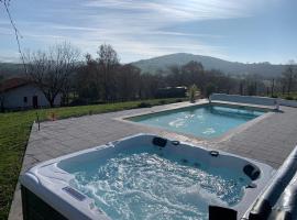 Studio Laina avec piscine, spa optionnel，位于Irissarry的酒店