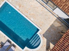 Wonderful Holiday House Bruno with heated pool，位于扎达尔的酒店