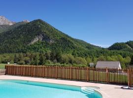 Camping les Auches，位于昂塞勒圣莱热梅乐泽滑雪学校附近的酒店