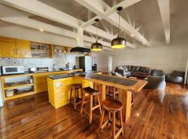 Luxury Seaview Getaway，位于Lopes的酒店