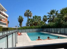 VILLENEUVE LOUBET PLAGE- Entre NICE et CANNES，位于卢贝新城的酒店