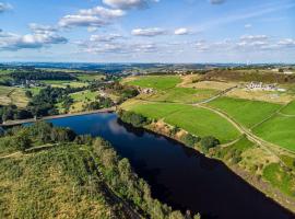 Cozy rural lodge, amazing views close to Holmfirth，位于霍姆弗斯的酒店