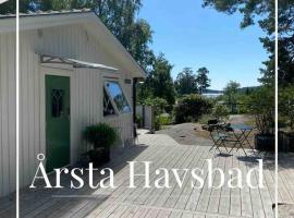 Modern Cottage and Glamping in Årsta Havsbad Stockholm, Sweden，位于Årsta Havsbad的酒店