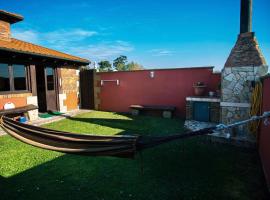 Casa independiente con chimena, jardín y barbacoa，位于桑坦德的酒店