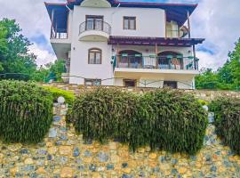 Villa Etheras - Nested between Nature by Amazing View - 5 mins from Edessa，位于埃泽萨的酒店
