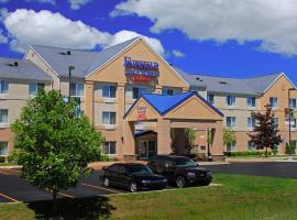 特拉弗斯城费尔菲尔德套房酒店，位于特拉弗斯城樱桃首都机场 - TVC附近的酒店