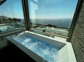 Mavi Panorama Villa，位于切什梅的带按摩浴缸的酒店