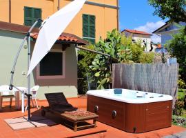 WELLNESS VERSILIA -SAUNA & JACUZZI- Free Parking-，位于马里纳迪马萨的酒店