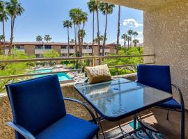 Palm Springs Condo with Community Pool Access，位于棕榈泉的酒店