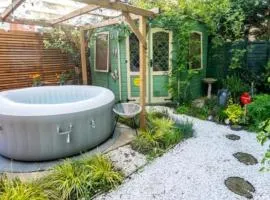Cosy Garden Flat, Private Roofed Hot Tub & Four Poster Bed