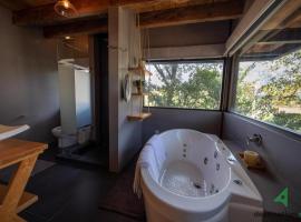 Deluxe Cabin Located in the Woods with Private Jacuzzi - Valle 2，位于巴耶德布拉沃的酒店