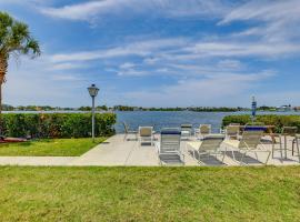 Largo Condo Less Than 3 Mi to Indian Rocks Beach!，位于拉哥的酒店