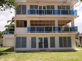 When we say Beach Front, we mean on the BEACH!，位于卢基约的酒店