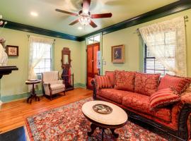 Victorian Vacation Rental Apt in Downtown New Bern，位于新伯尔尼的酒店