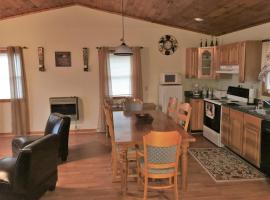 Nestled high in the Appalachian Mountains!，位于Grassy Creek的酒店