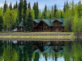 Lakefront Luxury Log Home with Spa & Aurora Views，位于North Pole的酒店