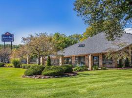 AmericInn and Suites by Wyndham Delafield-Waukesha-Milwaukee，位于Delafield的酒店