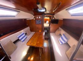 Boat Barcelona Yacht，位于巴塞罗那的酒店