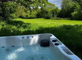 Lynbrook Cabin and Hot Tub, New Forest，位于灵伍德的乡村别墅