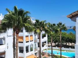 Apartamento a pie de playa con parking privado，位于罗塔的酒店