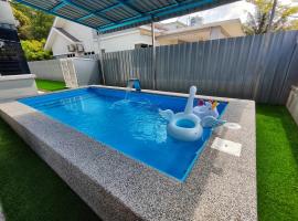 Homestay Temerloh with Private Pool Near Hospital 4 Bedroom 4 Aircond 10pax Free Wi-Fi Netflix，位于淡马鲁的酒店