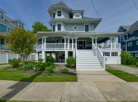 North Wildwood Home with Porch about 3 Blocks to Beach!，位于北怀尔德伍德的酒店