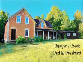 Sawyer's Creek Bed and Breakfast，位于Algonquin Highlands的住宿加早餐旅馆