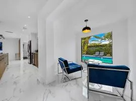 10 mins to Beach - Private Luxury pool - Sleeps 16