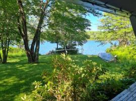 Sherbrooke Lake Cottage with Private Beach，位于马洪贝的度假屋