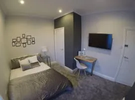 Essex House 3 Bedrooms Workstays UK