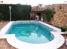 chalet, villa rodeada de naturaleza con piscina cerca de la ciudad，位于瓦伦西亚的酒店